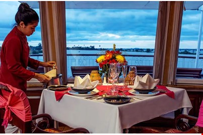 Dining boat tours